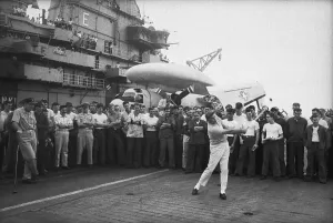 Bob Hope spielt Golfe auf dem Cockpit der Flugzeug