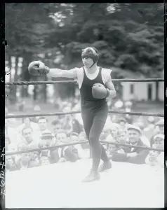 Boxing Training Drucke: Boxer Practicing in Ring