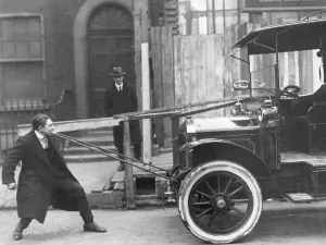 Junge zieht Auto mit Zähnen an