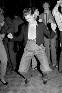 Drucke von Die Superstar-Model Brooke Shields, 14 Jahre alt, zeigt ihre Stil auf dem Tanzparkett im Studio 54 am 11 Andy Warhol Drucke: Brooke Shields Tanzstil