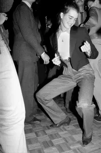 Drucke von Superstar-Modell Brooke Shields, 14 Jahre alt, zeigt ihre Stil auf der Tanzfläche im Studio 54 am 11 Andy Warhol Drucke: Brooke Shields Tanzstil