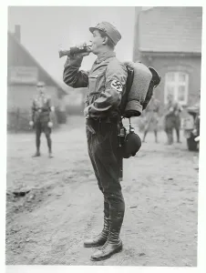 Vintage Military Images Drucke: Bugler Playing Bugle