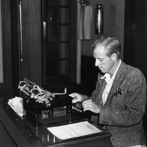 Caucasian Male In Suit Drucke: Businessman using typewriter