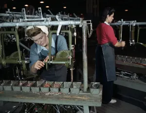 Women In Wartime Industry Drucke: Buttoning Up The Wing Center Section