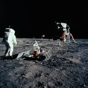 Apollo 11 Mission Drucke: Buzz Aldrin and the Deployed EASEP Package