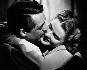 Cary Grant und Ingrid Bergman Umarmen.