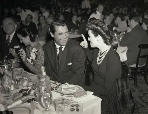 Karyl Grant und Rosalind Russel bei den Oscars
