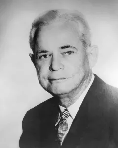 Charles E. Merrill vor der Kamera posiert.