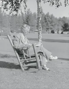 Performing Arts History Images Drucke: Charlie Chaplin Reading a Script