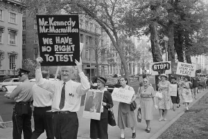 Chemiker Linus Pauling protestiert gegen Atomtests