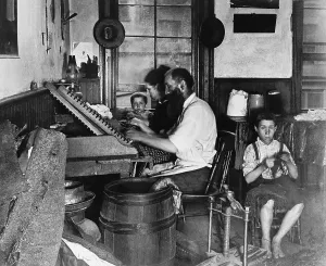 Jacob Riis Photography Drucke: Cigar Maker at Work
