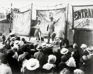Vintage Circus Performer Drucke: Circus Ringmaster Announcing Acts