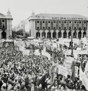 Praca Do Comercio Square Drucke: Citizen's Protesting Outside the Praca do Comercio Building