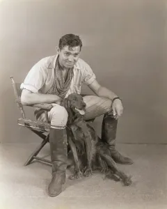 Clark Gable posiert mit seinem Hund.