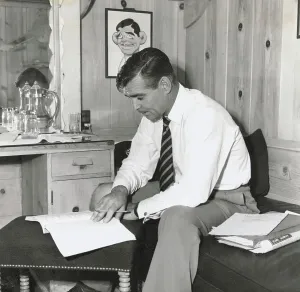 Clark Gable Drucke: Clark Gable Reading Script