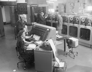 Vintage Computer Technology Drucke: Computer Operators Tabulating the 1954 Census with a UNIVAC Computer
