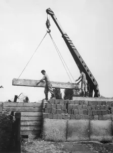 Berlin Wall Construction Drucke: Construction Adding to the Berlin Wall