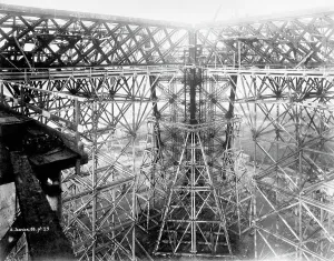 Eiffel Tower Construction Drucke: Construction Phase of Eiffel Tower