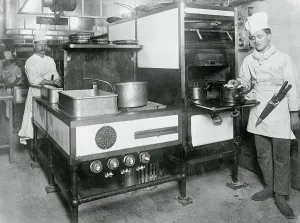 Vintage Kitchen Appliances Drucke: Cooks Using Electrical Range