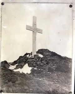Antarctica Exploration History Drucke: Cross Erected in Memory of Explorers