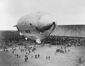 Arctic Expedition History Drucke: Crowd Helps Pull Norge Dirigible to Earth