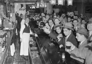 Menschentraube im Bar