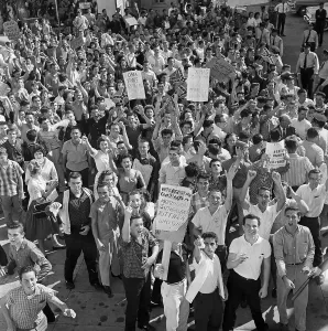 Menschliche Masse protestiert gegen die Integration an der Schule