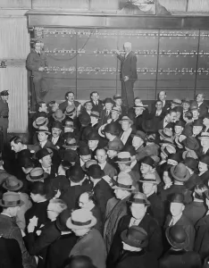 Stock Exchange History Drucke: Crowd of Traders Preparing to Begin