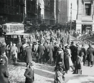 Large Group Of People Drucke: Crowds During Easter Sunday