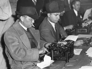 Vintage Typewriter Image Drucke: Damon Runyon Using Typewriter