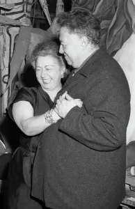 Drucke von Diego Riveras und seine vierte Frau Emma Hurtado im mexikanischen Künstler Diego Rivera umarmt ihn auf einer Pressekonferenz in Mexiko-Stadt (Mexican painter Diego Rivera embraces his fourth wife) Diego Rivera Drucke: Diego Rivera mit Frau Emma Hurtado