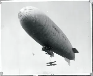 Aircraft History Drucke: Dirigible in Flight