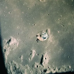 Apollo 11 Mission Drucke: Distant View of the Command Module