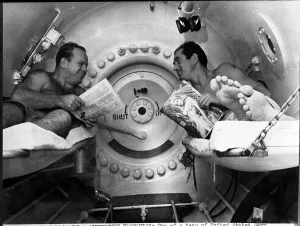 Royal Navy Equipment Drucke: Doctors in Decompression Chamber