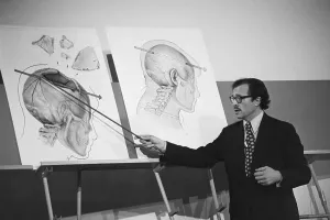 Dr. Michael Baden bezeugt