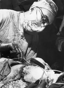 Medical Innovation Drucke: Dr. Michael E. DeBakey Implants an Artificial Heart