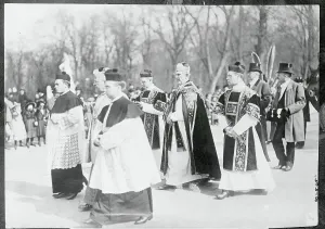 Christian Clergy Attire Drucke: Easter Procession of Priests