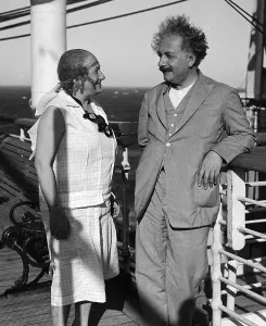 Elsa und Albert Einstein auf der Schiffsdecke