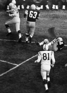 Professional Football Players Drucke: Into the Endzone