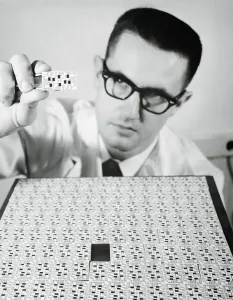 Electronic Components Drucke: Engineer Inspecting Chip