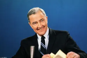 Eugene McCarthy mit Dokumenten.