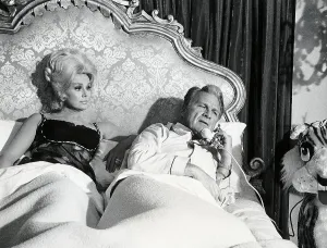Eva Gabor und Eddie Albert liegen im Bett.