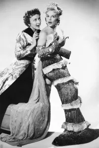 Drucke von Hollywood, Kalifornien: Eva Gabor, eine der berühmten Gabor-Schwestern, spielt die Rolle einer sexy Meeresrauberin in einem Hollywood-Produkt von Sailor's Delight im Huntington Hartford Theater Prominentenporträt Drucke: Eva Gabor und Ruth Matteson spielen einen Szene im Theaterstück
