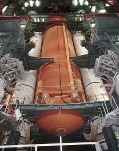 Außenbehälter und feststoffgetriebene Raketenbooster