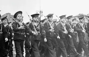 Bilder Datiert 2. September 2024: Faschistische Marsch mit Waffen