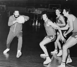 Fidel Castro Drucke: Fidel Castro spielt Basketball