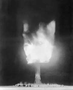 Nevada Desert Landscape Drucke: Fiery Aftermath of Atomic Explosion