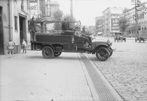 Urban Transportation Scene Drucke: Firemen and Fire Engine