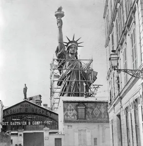 Paris France Landmark Drucke: Framework Around Statue of Liberty