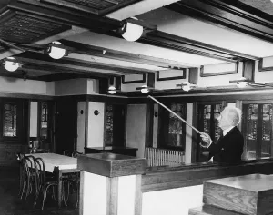 Frank Lloyd Wright weist Merkmale aus.